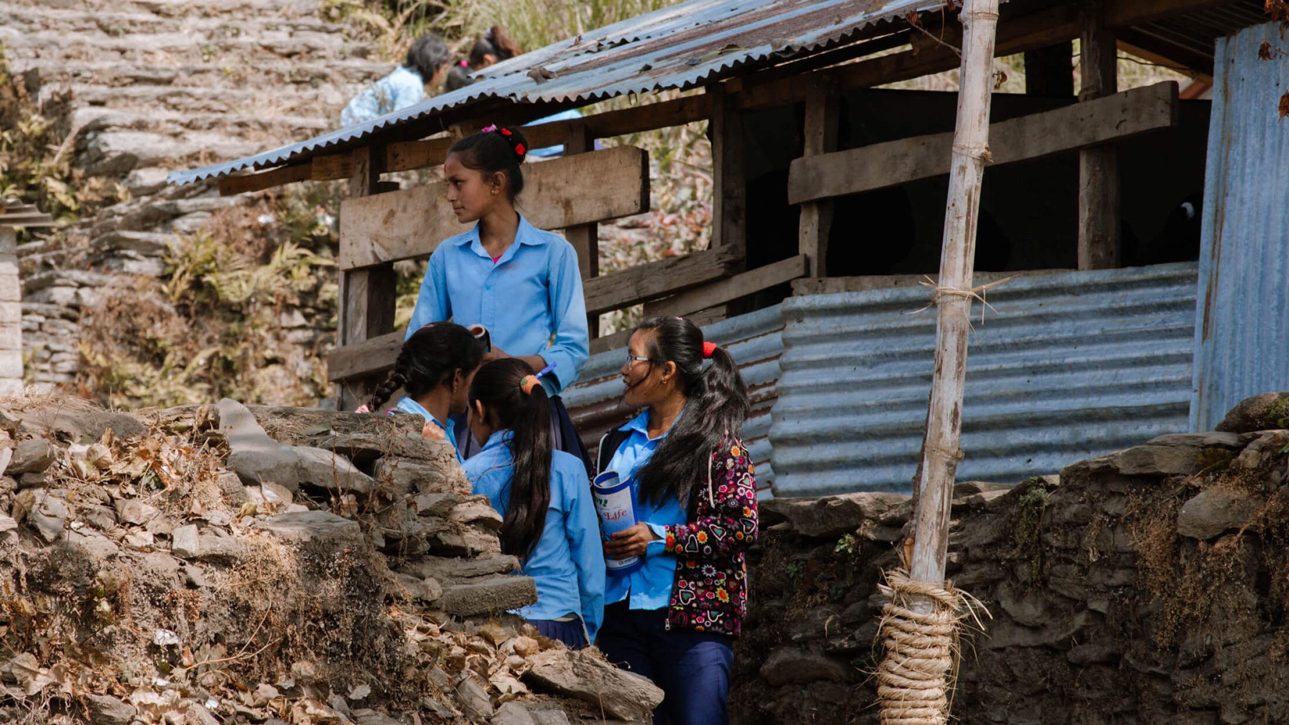Bild: Kinder vor einer Schule in Nepal
